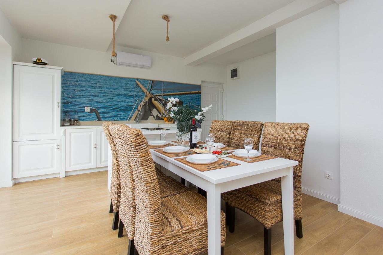 Captain'S Apartment Račišće Bagian luar foto